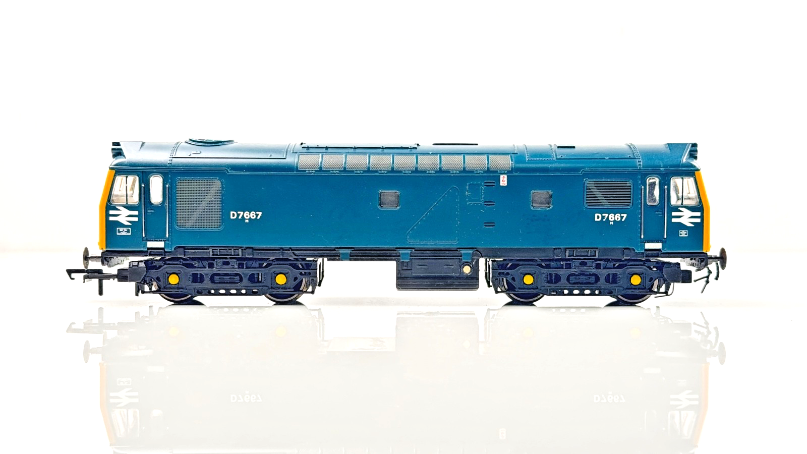 BACHMANN 00 GAUGE - 32-404 - CLASS 25/3 DIESEL D7667 BR BLUE YELLOW ENDS - BOXED