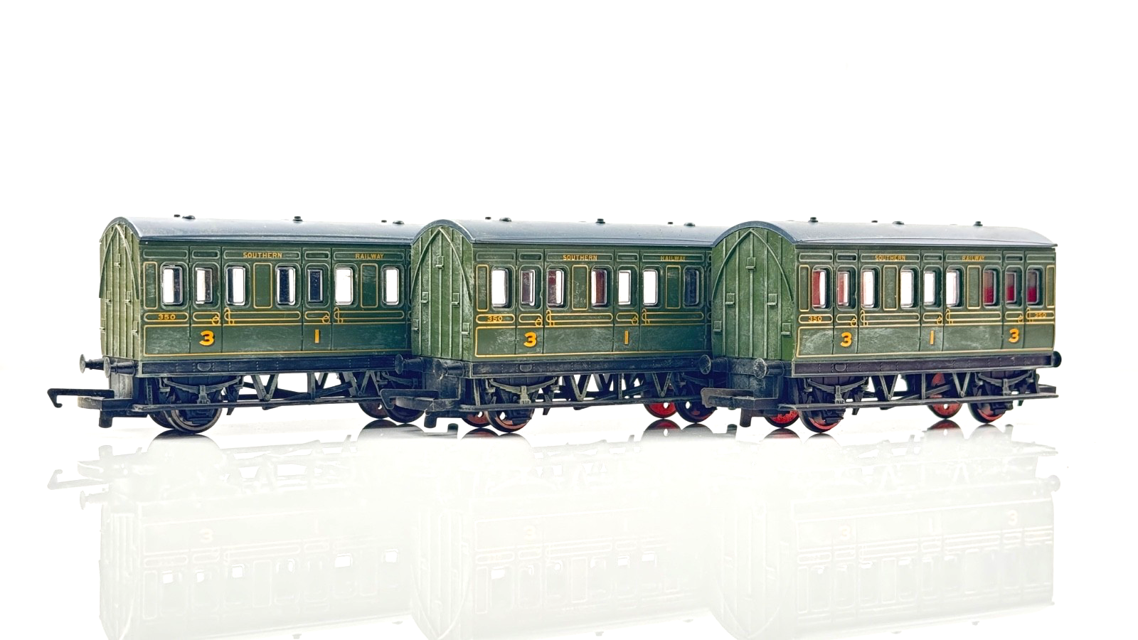 HORNBY 00 GAUGE - R4135 - SR SOUTHERN OLIVE GREEN 4 WHEEL COACH BOXED X 3