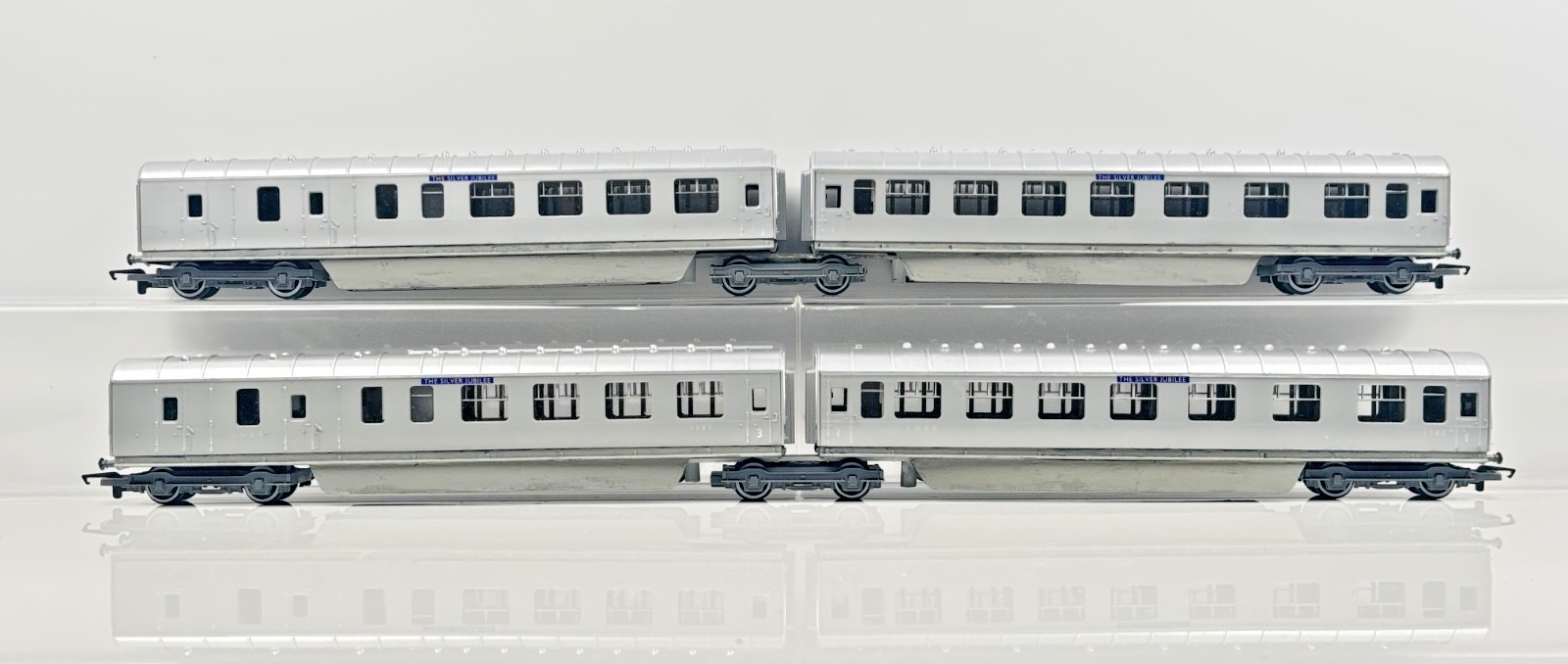 HORNBY 00 GAUGE - CUSTOM REFINISHED LNER SILVER JUBILEE ARTICULATED COACHES X 4