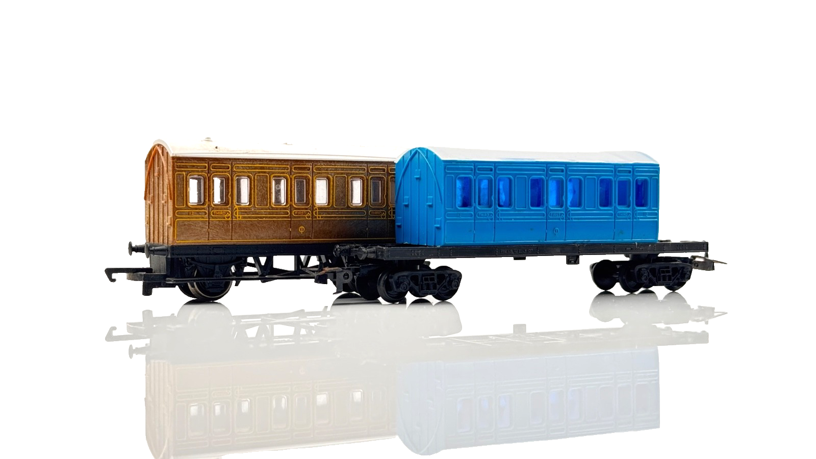HORNBY 00 GAUGE - RAKE OF 2 LNER TEAK & CUSTOM BLUE 4-WHEEL COACHES - UNBOXED
