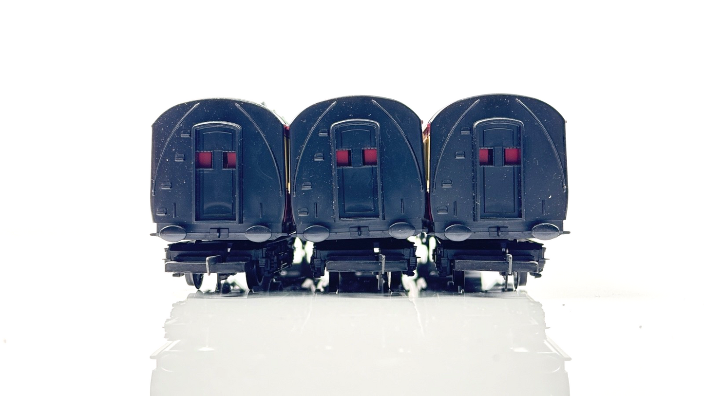 HORNBY 00 GAUGE - RAKE OF 3 BR CRIMSON CREAM STANIER PASSENGER COACHES - UNBOXED