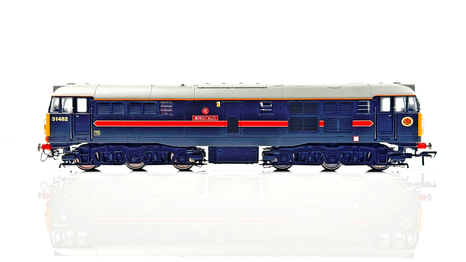 HORNBY 00 GAUGE - R2573 - CLASS 31 DIESEL LOCOMOTIVE 31452 FRAGONSET MINOTAUR