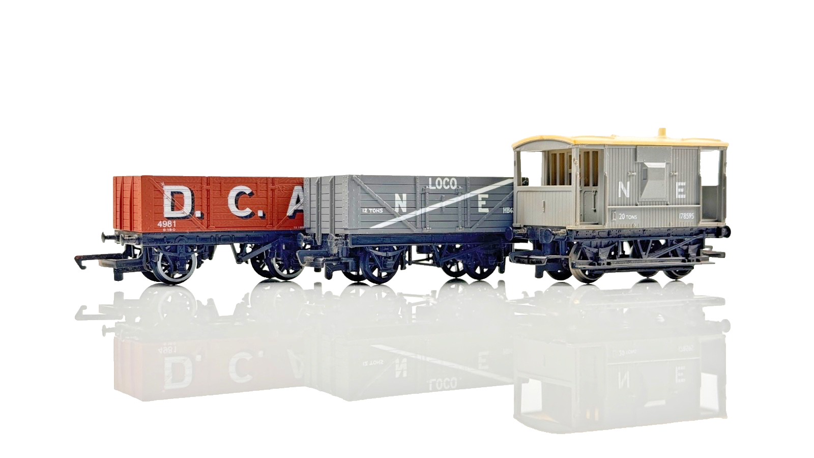 HORNBY 00 GAUGE - RAKE OF 3 D.C.A PLANK NE LOCO & BRAKE VAN WAGONS UNBOXED