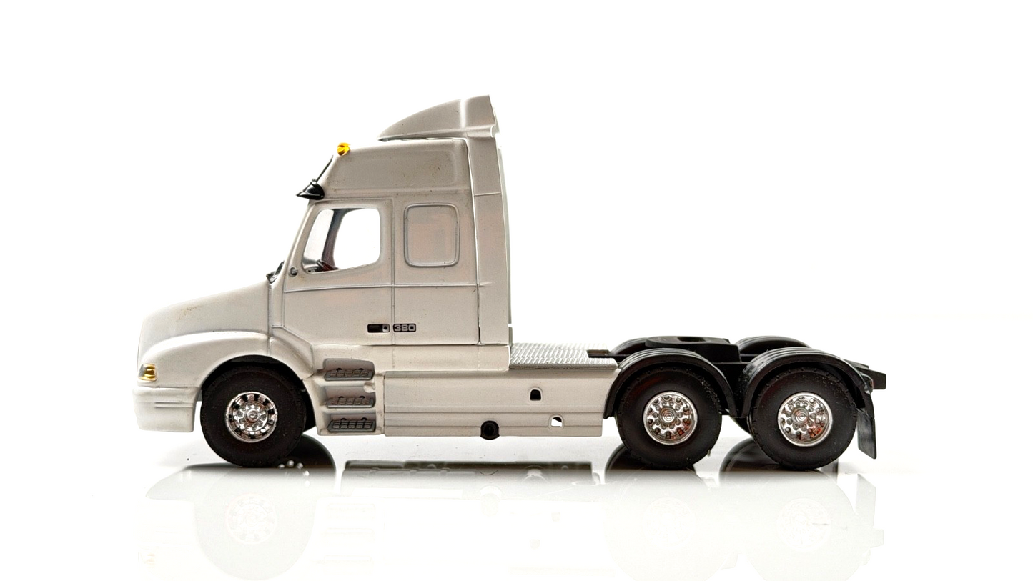 TEMATOYS/LION TOYS 1/50 SCALE - VOLVO GLOBETROTTER NH12 WHITE CAB UNIT BOXED