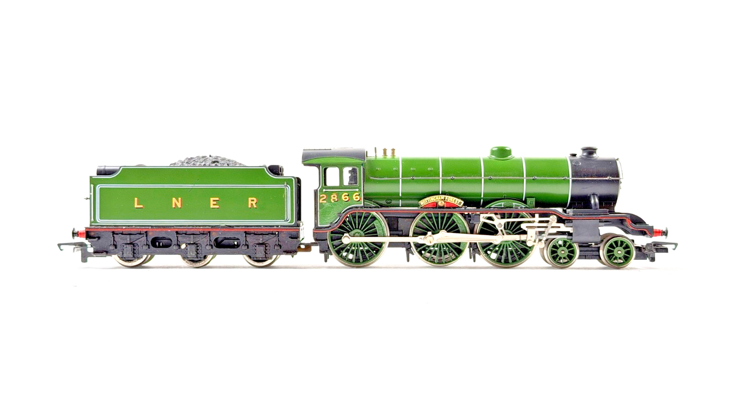 HORNBY 00 GAUGE - R053 - LNER APPLE GREEN B17 NOTTINGHAM FOREST - IMPERFECT