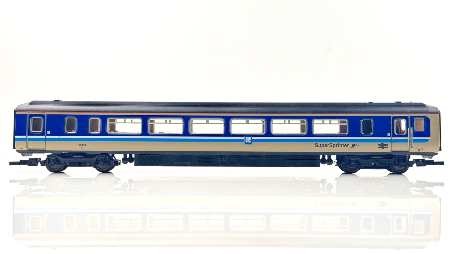 LIMA 00 GAUGE - L204676 - CLASS 156 TWO CAR DMU SUPER SPRINTER WHITBY ENDEAVOUR