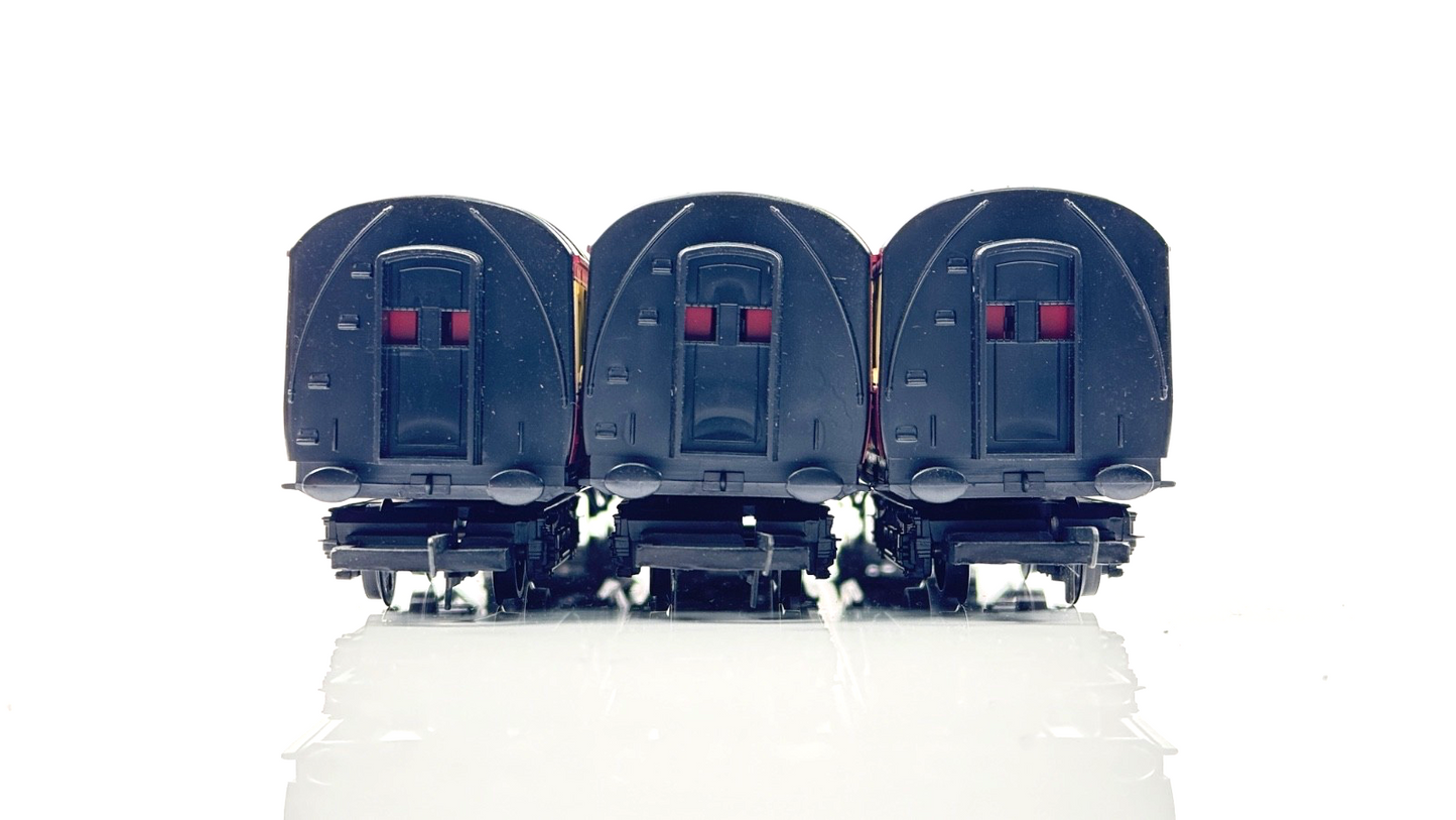 HORNBY 00 GAUGE - RAKE OF 3 BR CRIMSON CREAM STANIER PASSENGER COACHES - UNBOXED