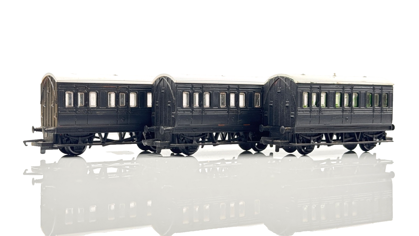 HORNBY 00 GAUGE - RAKE OF 3 REFINISHED BLACK 4 WHEEL PASSENGER COACHES - UNBOXED