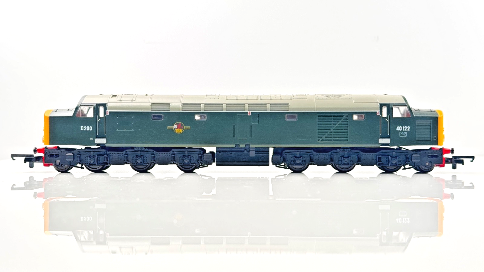 LIMA 00 GAUGE - 205200 - CLASS 40 DIESEL LOCOMOTIVE D200 40122 BR GREEN - BOXED