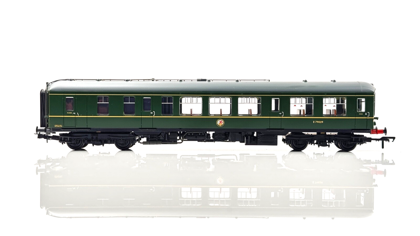BACHMANN 00 GAUGE - 32-516A - DERBY LIGHTWEIGHT TWO CAR DMU BR GREEN S/WHISKERS