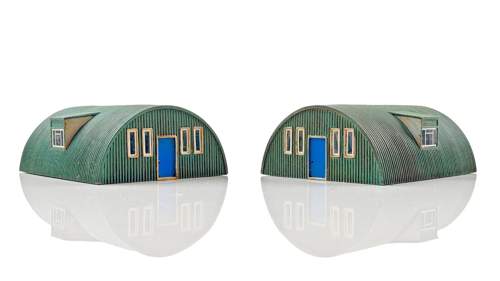 HORNBY SKALEDALE 00 GAUGE - R8788 - CORRUGATED NISSEN HUT X 2 - UNBOXED