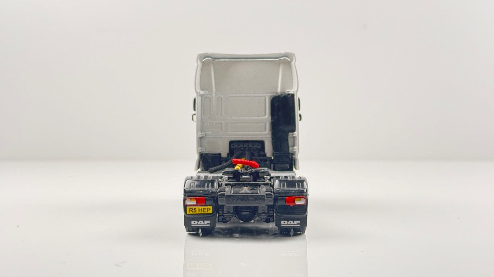 WSI 1/50 SCALE - 03-1128 - DAF XF SUPER SPACE CAB 4X2 WHITE TRACTOR UNIT BOXED