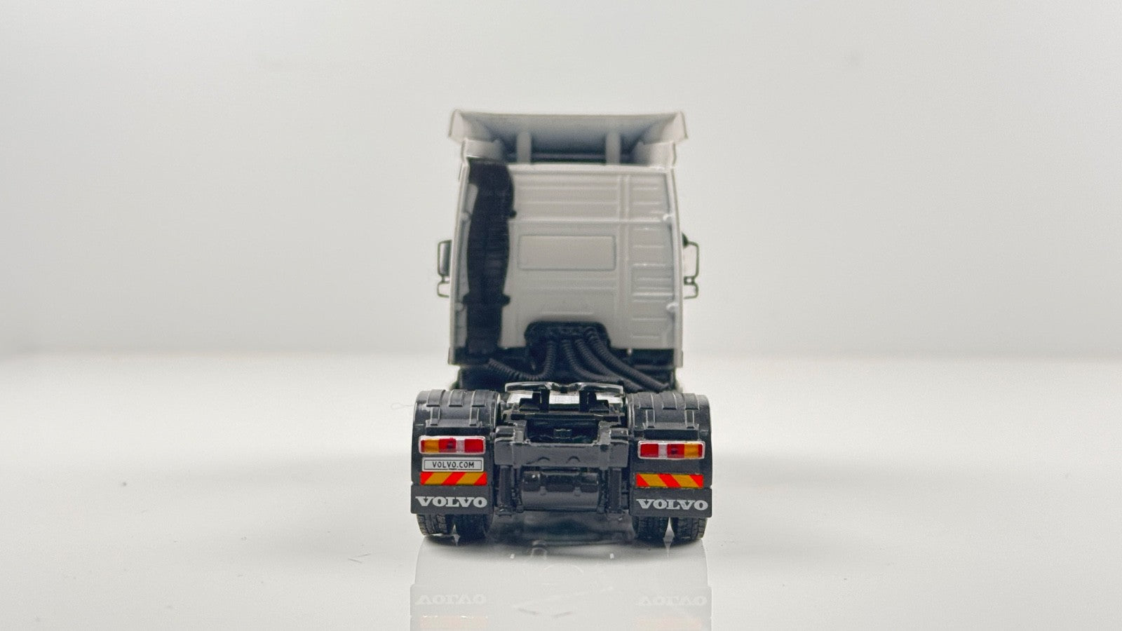 WSI 1/50 SCALE - 03-1144 - VOLVO FM3 GLOB 4X2 GLOBETROTTER WHITE TRACTOR UNIT