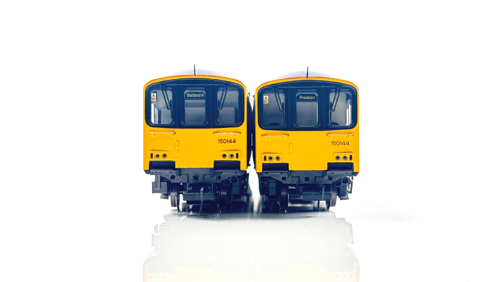 BACHMANN 00 GAUGE - 32-925 - CLASS 150/1 DMU 2 CAR FIRST NORTHWESTERN - BOXED