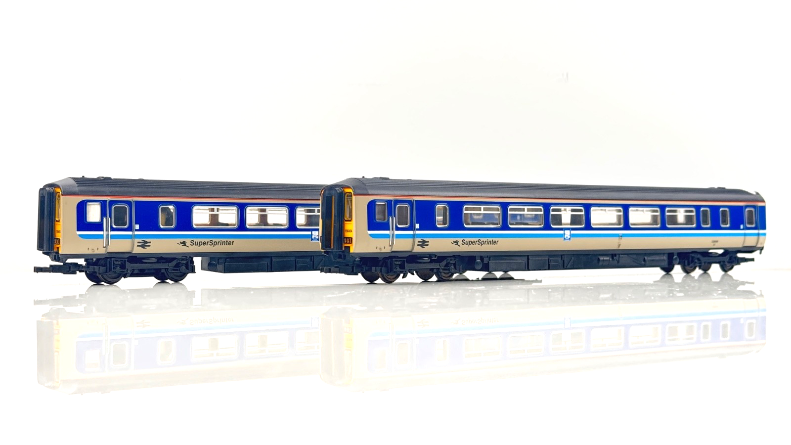 LIMA 00 GAUGE - L204676 - CLASS 156 TWO CAR DMU SUPER SPRINTER WHITBY ENDEAVOUR