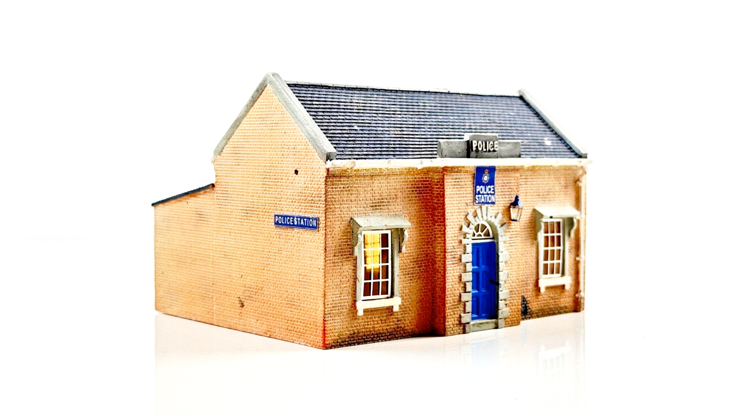 HORNBY SKALEDALE 00 GAUGE - R8701 - COUNTRY POLICE STATION - UNBOXED