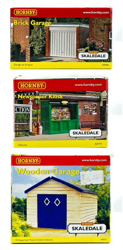 HORNBY SKALEDALE 00 GAUGE - R8552/R8986/R8797 - 2 X GARAGES & NEWSPAPER KIOSK