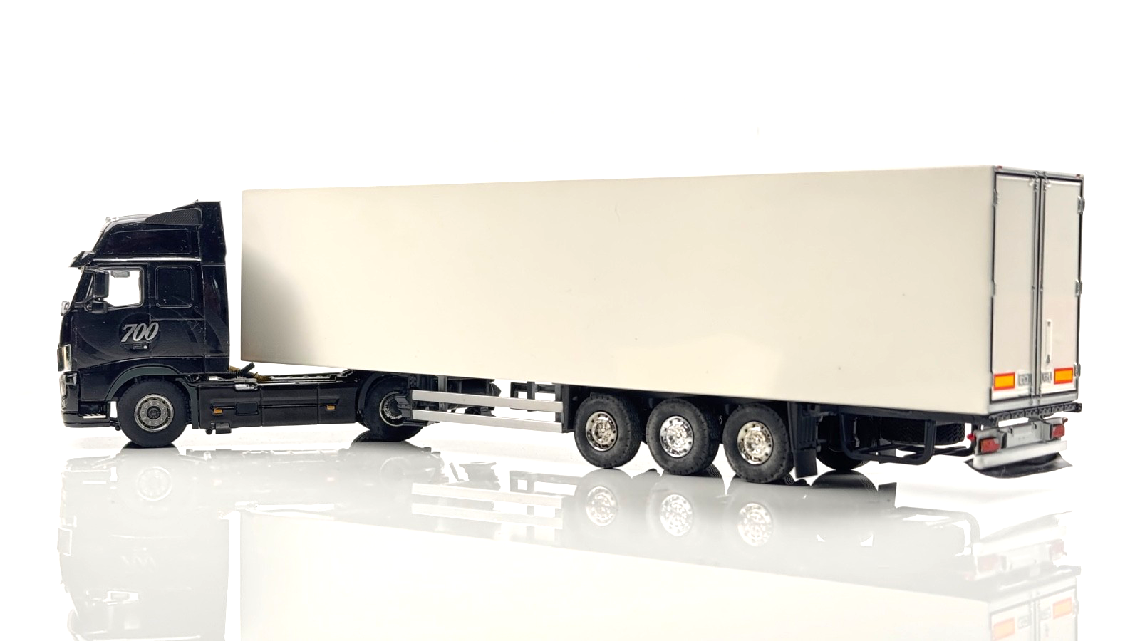 WSI/TEKNO 1/50 SCALE - VOLVO FH3 4X2 GLOBE 700 & WHITE CURTAINSIDE SEMI TRAILER