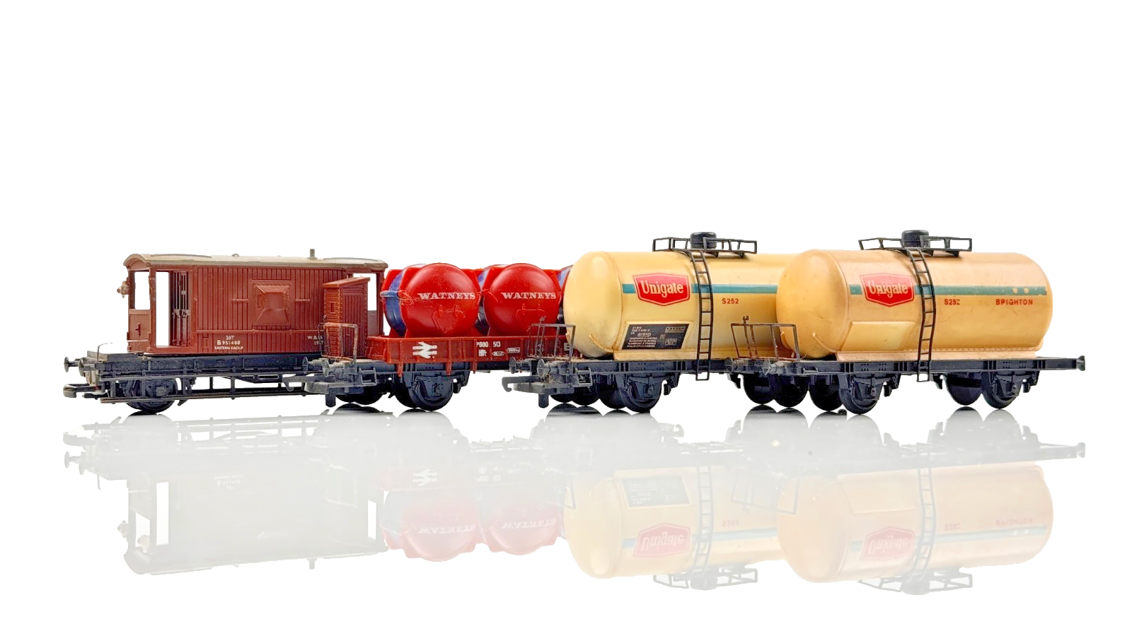 LIMA HO/00 SCALE - RAKE OF 4 WATNEYS UNIGATE TANKER AND BRAKE VAN WAGONS UNBOXED