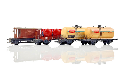 LIMA HO/00 SCALE - RAKE OF 4 WATNEYS UNIGATE TANKER AND BRAKE VAN WAGONS UNBOXED