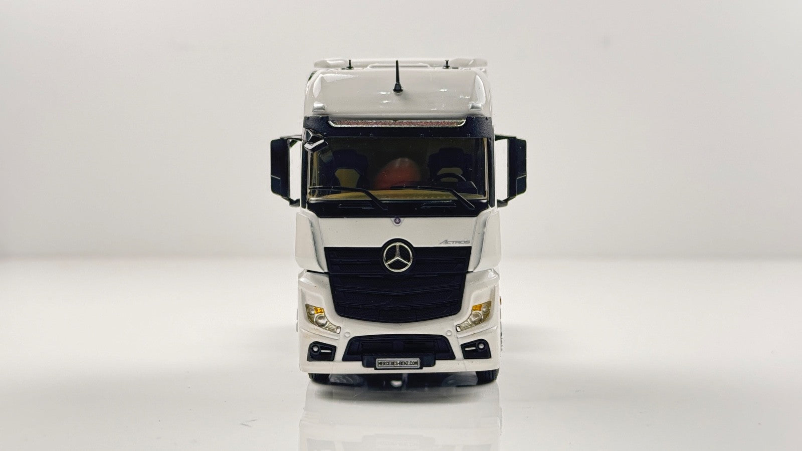 WSI 1/50 SCALE - 03-1135 - MERCEDES MP4 GIGASPACE WHITE TRACTOR UNIT BOXED