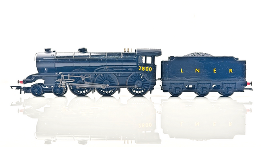 HORNBY 00 GAUGE - LNER BLACK 4-6-0 B17 LOCOMOTIVE 2800 (REPAINTED) PART BOXED