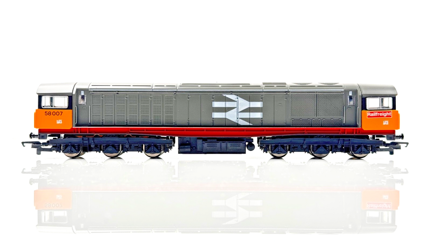 HORNBY 00 GAUGE - R250 - CLASS 58 DIESEL 58007 RAILFREIGHT RED STRIPE - BOXED
