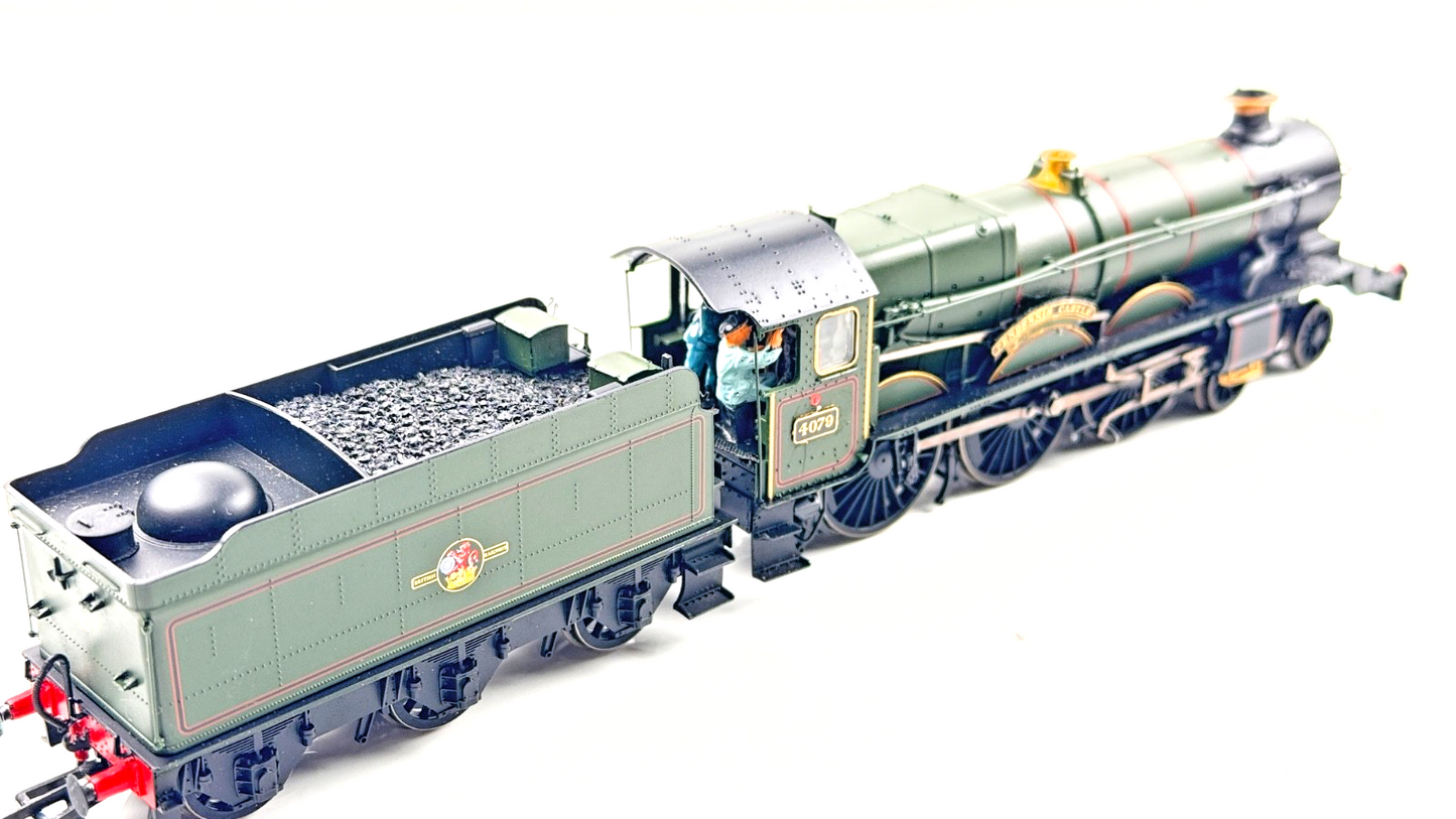 HORNBY 00 GAUGE - R3619 - BR (LATE) GREEN CASTLE CLASS PENDENNIS CASTLE 4079 NQP