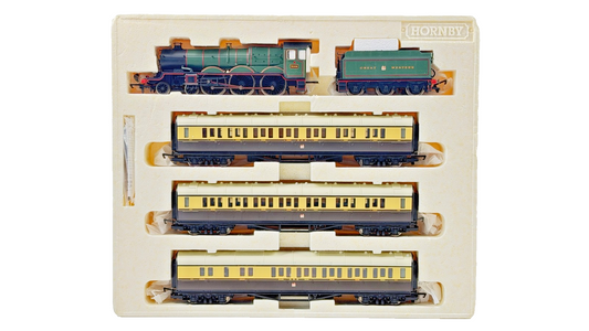HORNBY 00 GAUGE - R2600M - CHELTENHAM FLYER GWR TREGENNA CASTLE & COACHES PACK 1