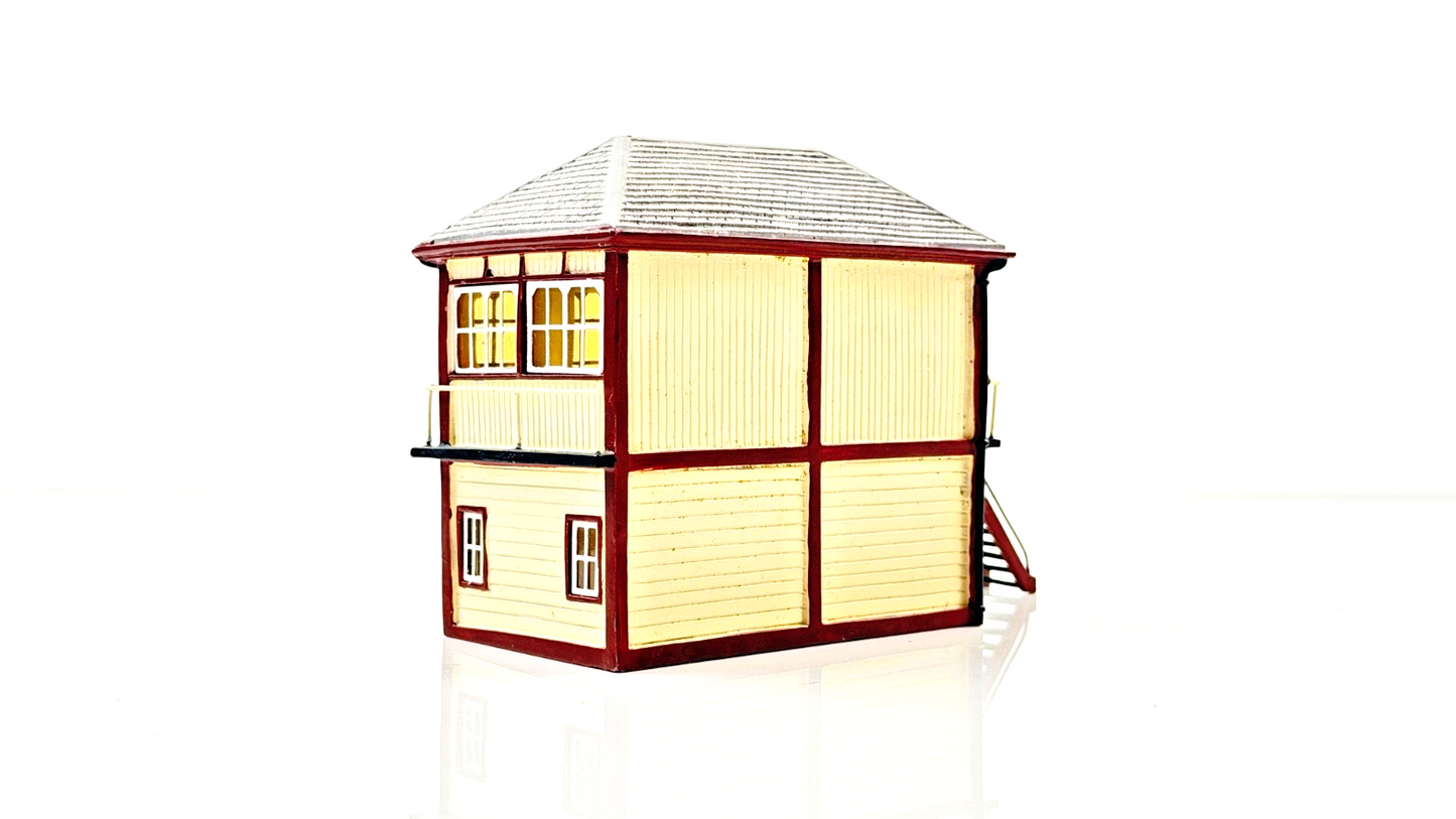HORNBY SKALEDALE 00 GAUGE - R8853 - EAST SIGNAL BOX - UNBOXED (NEEDS REPAIR)