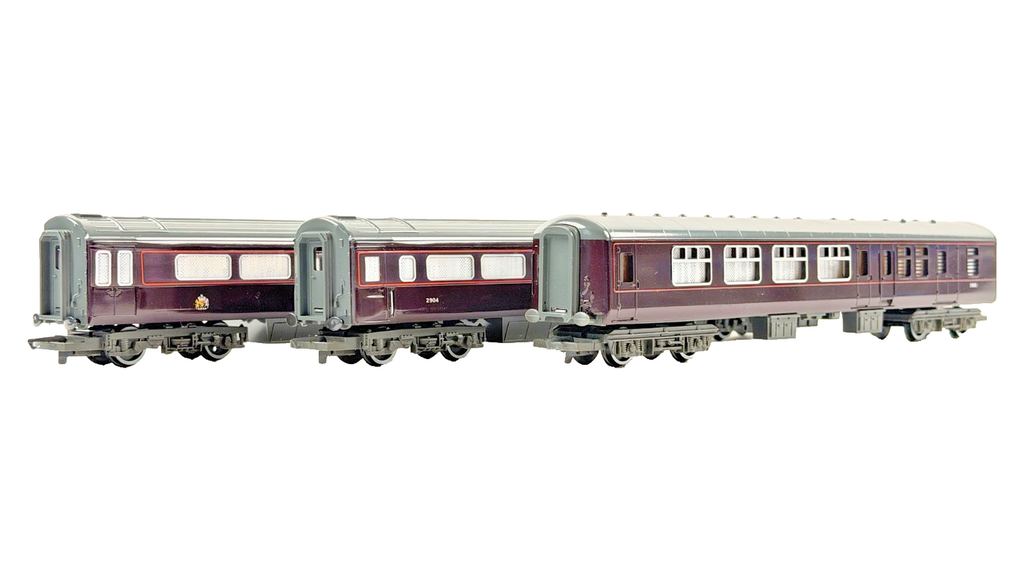 HORNBY 00 GAUGE - RAKE OF 3 ROYAL TRAIN PASSENGER COACHES UNBOXED