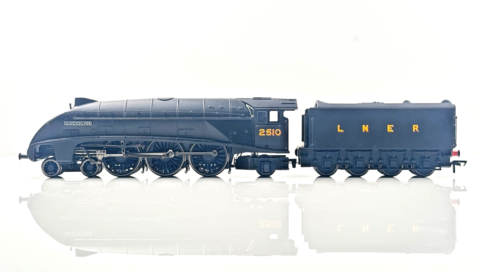BACHMANN 00 GAUGE - 31-962 - LNER BLACK 4-6-2 CLASS A4 "QUICKSILVER" (LTD ED)
