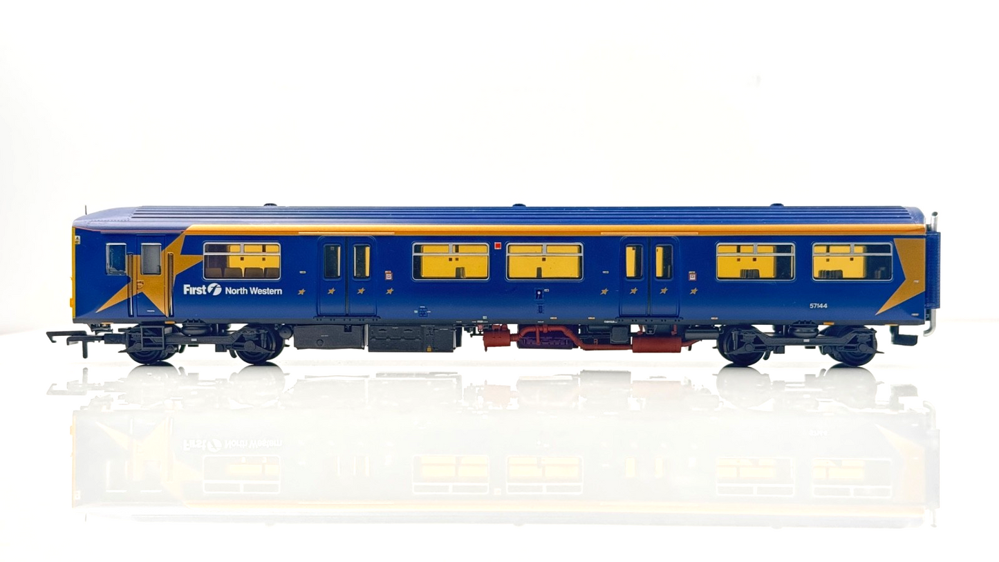 BACHMANN 00 GAUGE - 32-925 - CLASS 150/1 DMU 2 CAR FIRST NORTHWESTERN - BOXED