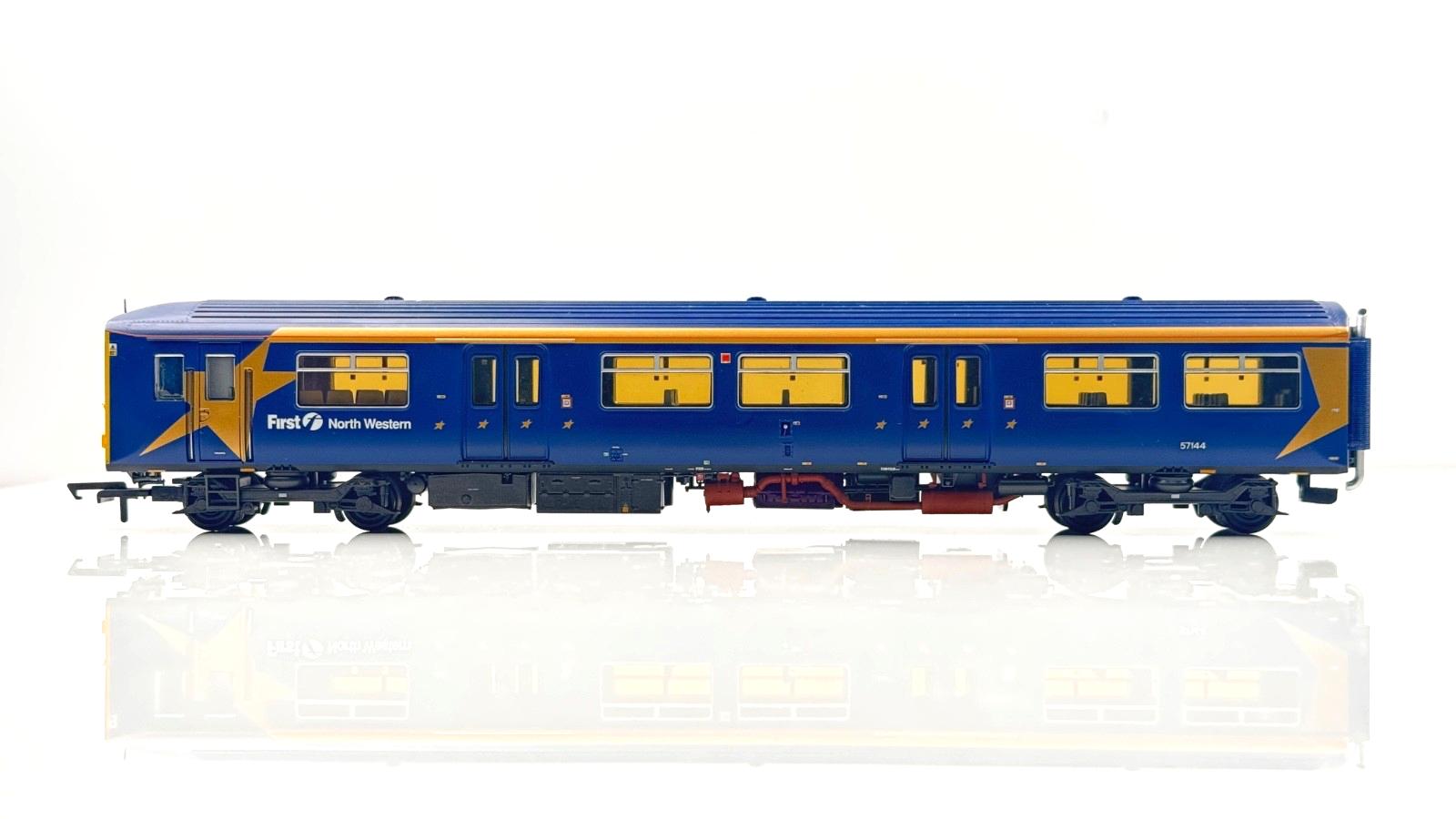 BACHMANN 00 GAUGE - 32-925 - CLASS 150/1 DMU 2 CAR FIRST NORTHWESTERN - BOXED