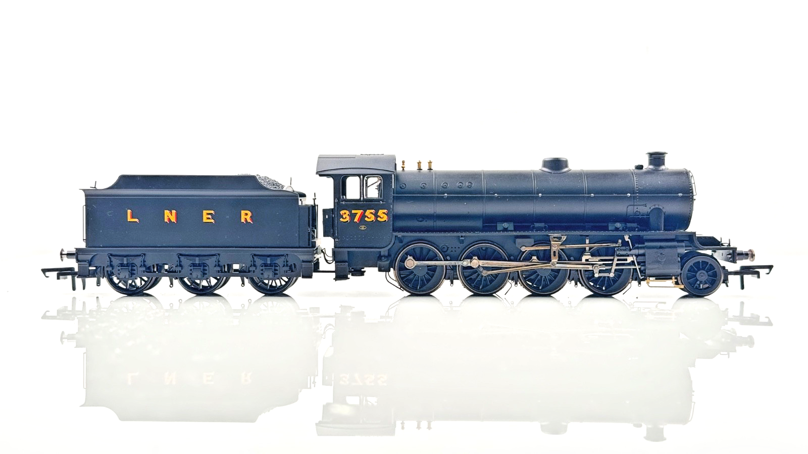 HORNBY 00 GAUGE - R3088 - LNER BLACK 2-8-0 THOMPSON CLASS O1 LOCOMOTIVE - BOXED