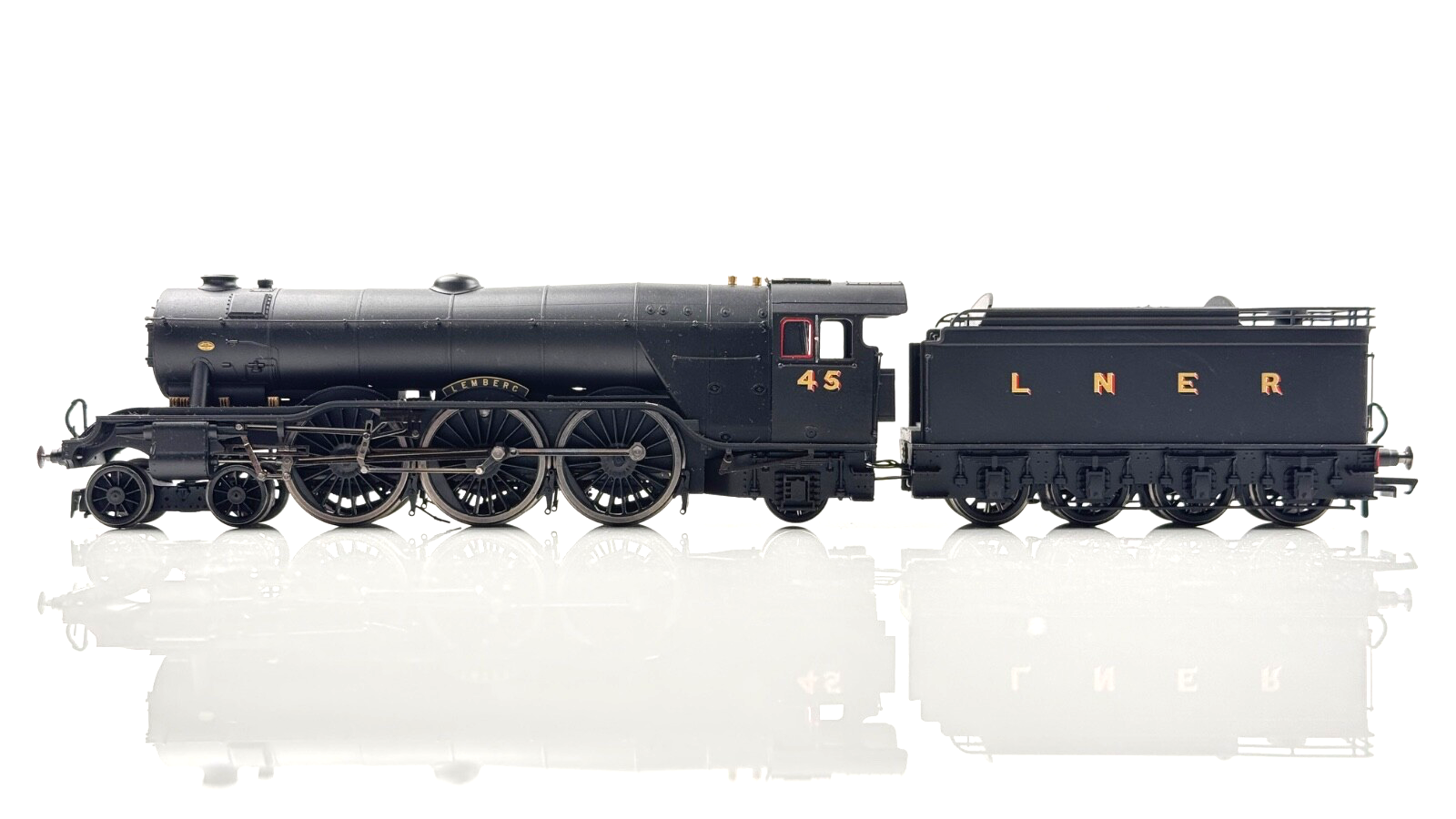 HORNBY 00 GAUGE - R30087 - LNER BLACK 4-6-2 CLASS A3 'LEMBERG' NO.45 - BOXED