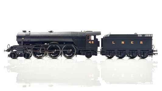 HORNBY 00 GAUGE - R30087 - LNER BLACK 4-6-2 CLASS A3 'LEMBERG' NO.45 - BOXED