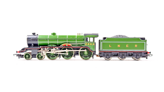 HORNBY 00 GAUGE - R053 - LNER APPLE GREEN B17 NOTTINGHAM FOREST - IMPERFECT