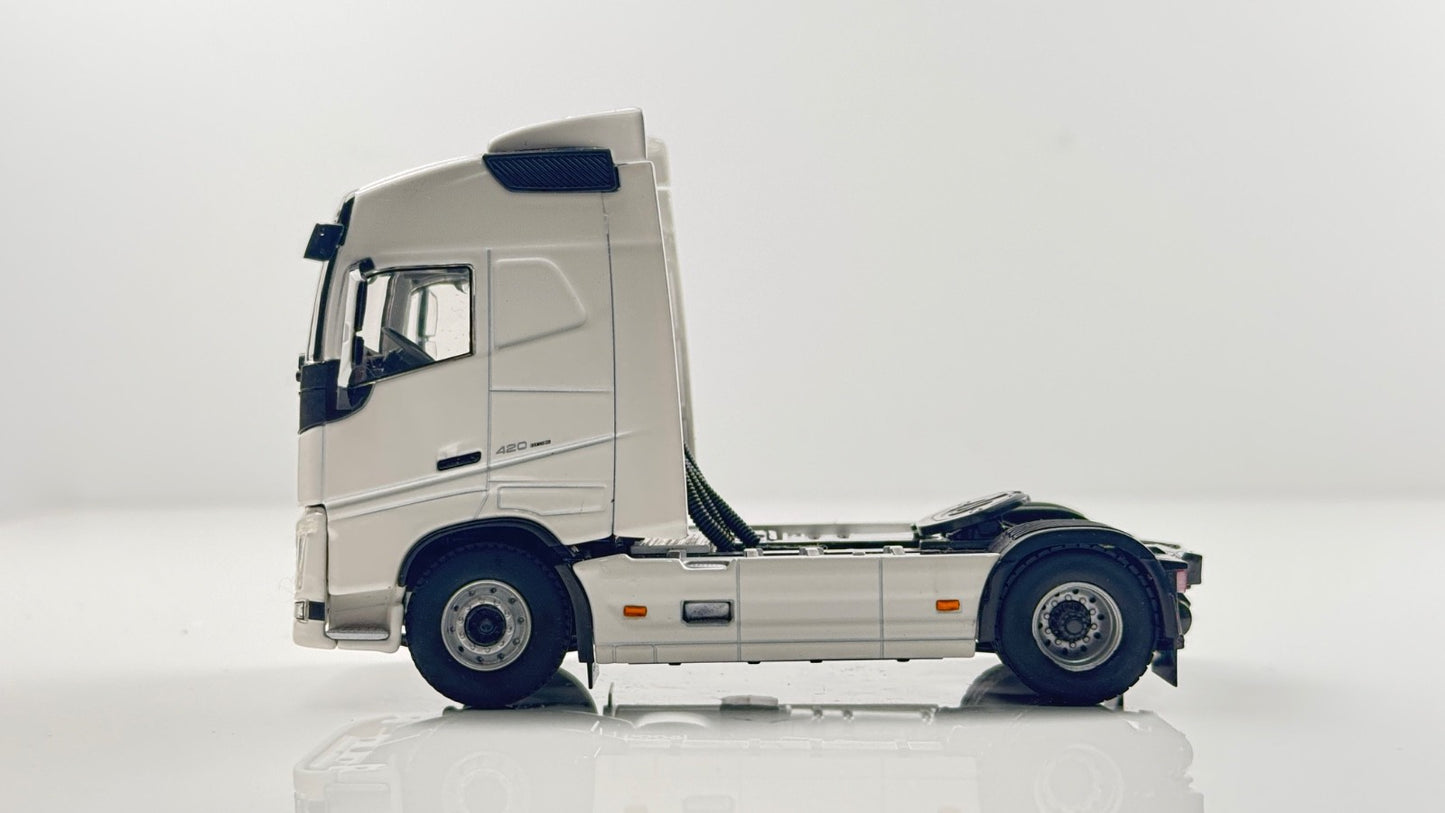 WSI 1/50 SCALE - 03-1136 - VOLVO FH4 GLOBETROTTER 4X2 WHITE TRACTOR UNIT BOXED