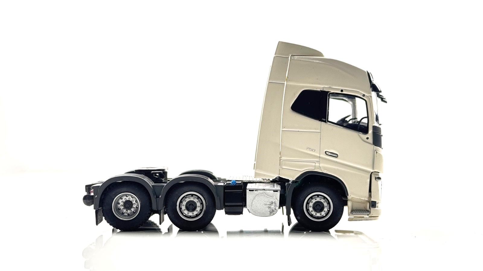 TEKNO 1/50 SCALE - 63118 - VOLVO FH16 GLOBE 6X2 WHITE TRACTOR CAB UNIT  - BOXED