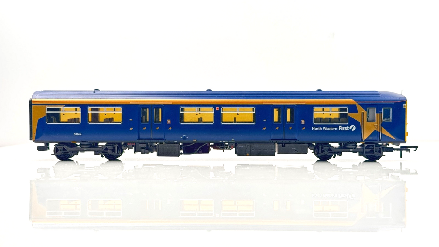 BACHMANN 00 GAUGE - 32-925 - CLASS 150/1 DMU 2 CAR FIRST NORTHWESTERN - BOXED