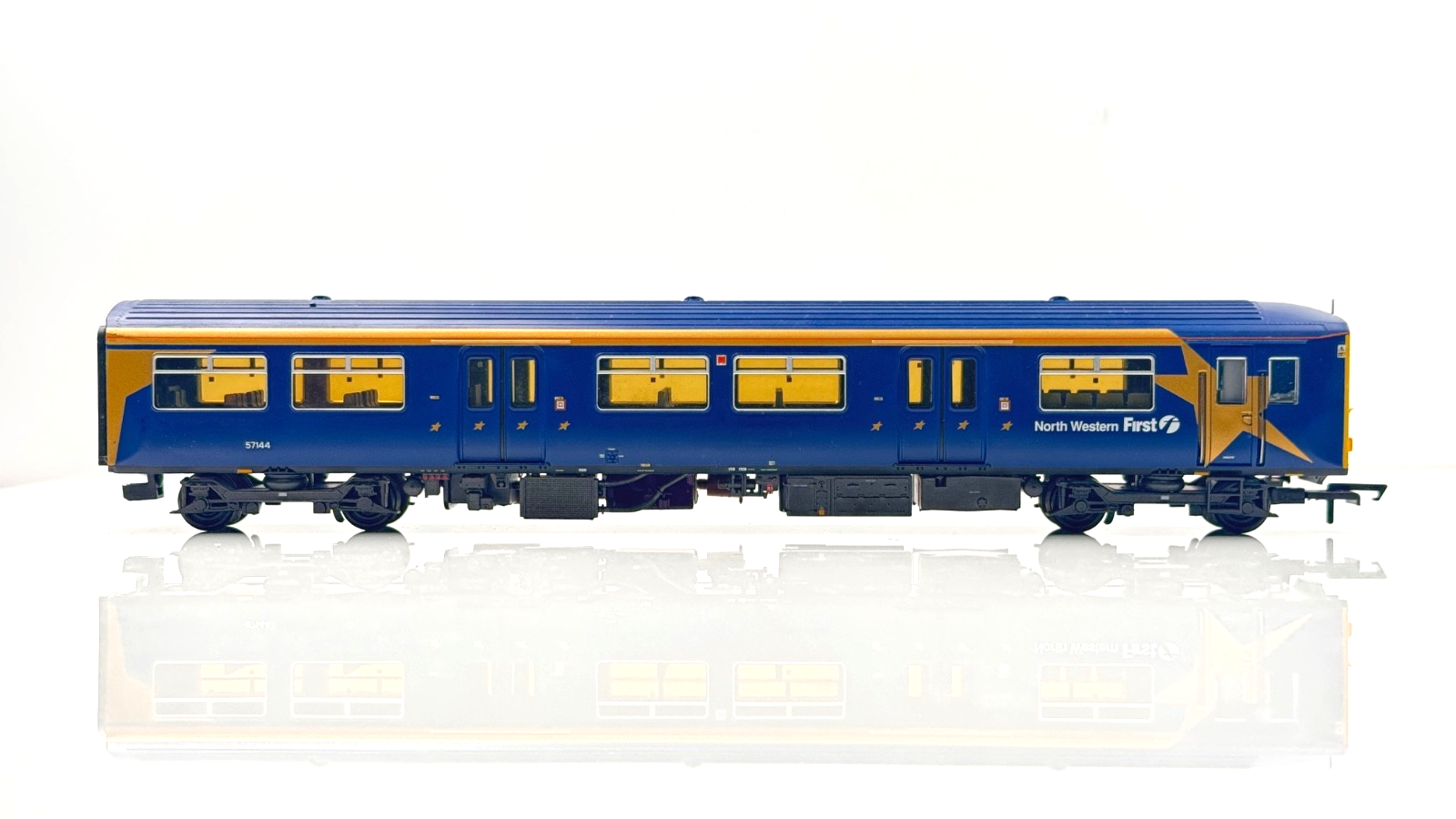BACHMANN 00 GAUGE - 32-925 - CLASS 150/1 DMU 2 CAR FIRST NORTHWESTERN - BOXED