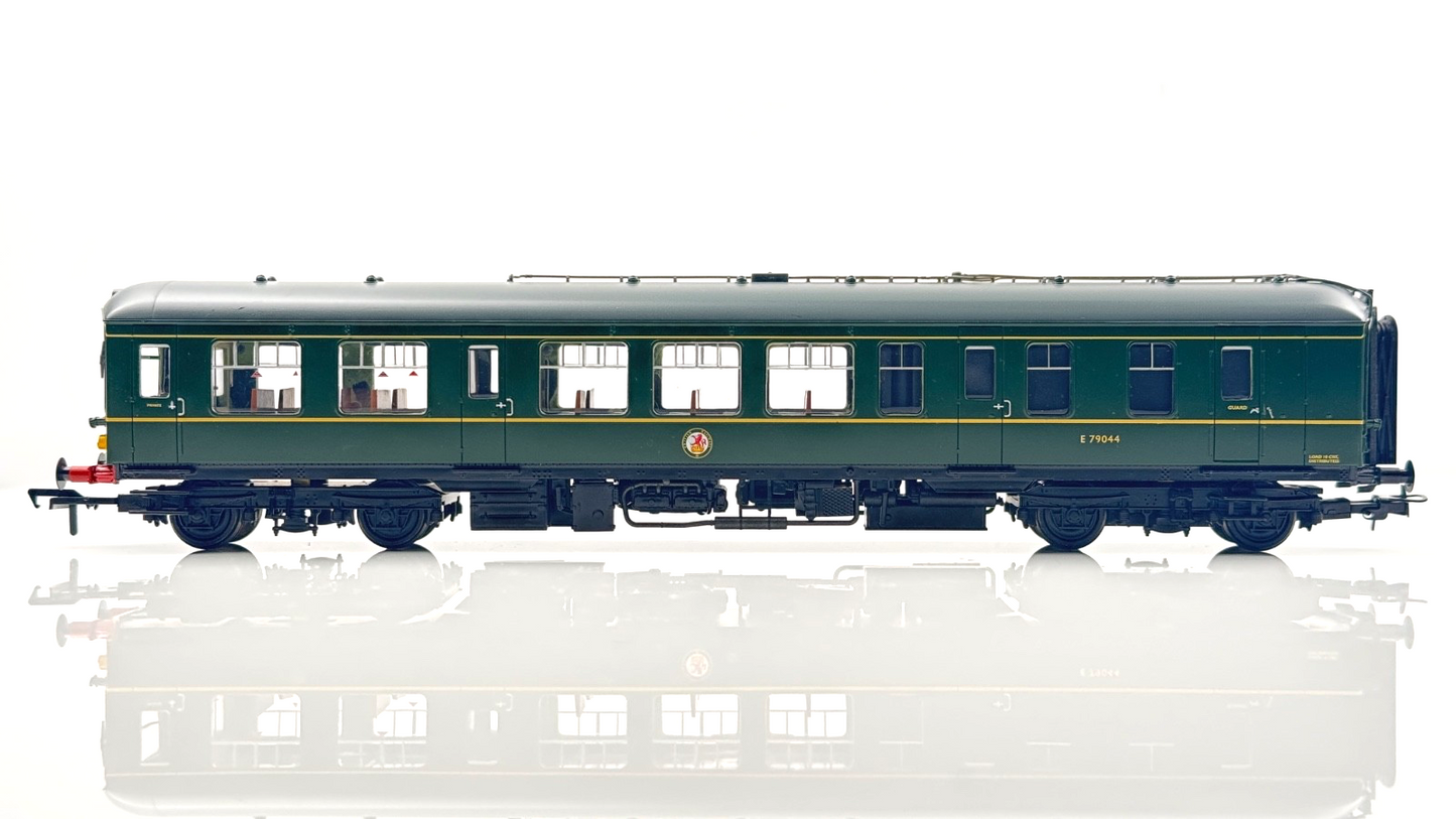 BACHMANN 00 GAUGE - 32-515 - DERBY LIGHTWEIGHT TWO CAR DMU BR GREEN YELLOW W/P