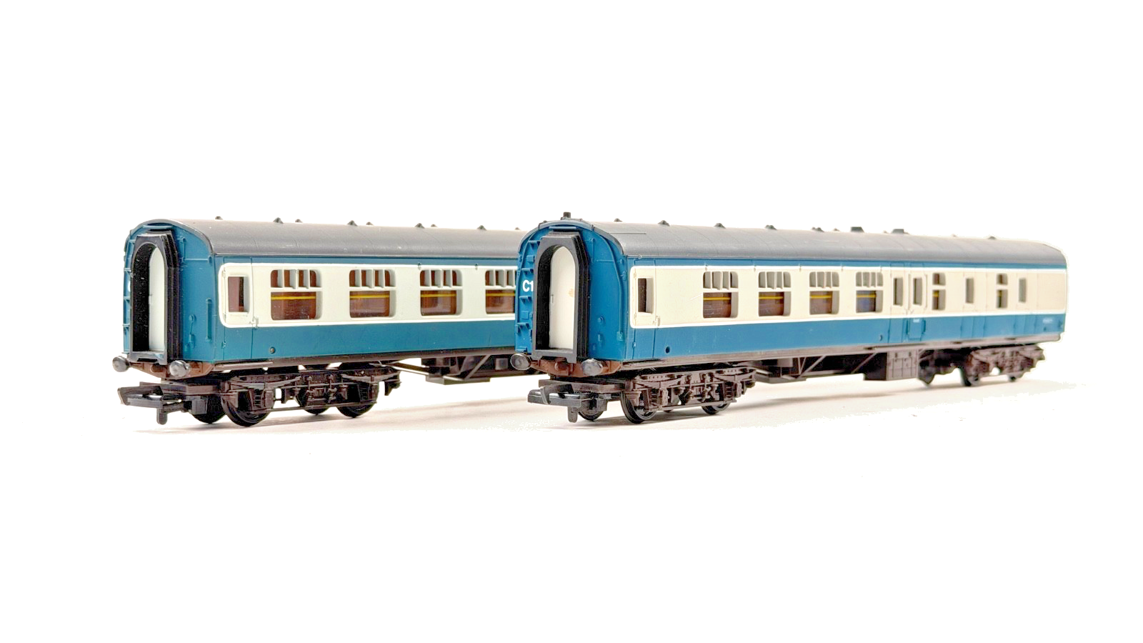 MAINLINE 00 GAUGE - RAKE OF 2 BR BLUE GREY MK1 PASSENGER COACHES UNBOXED