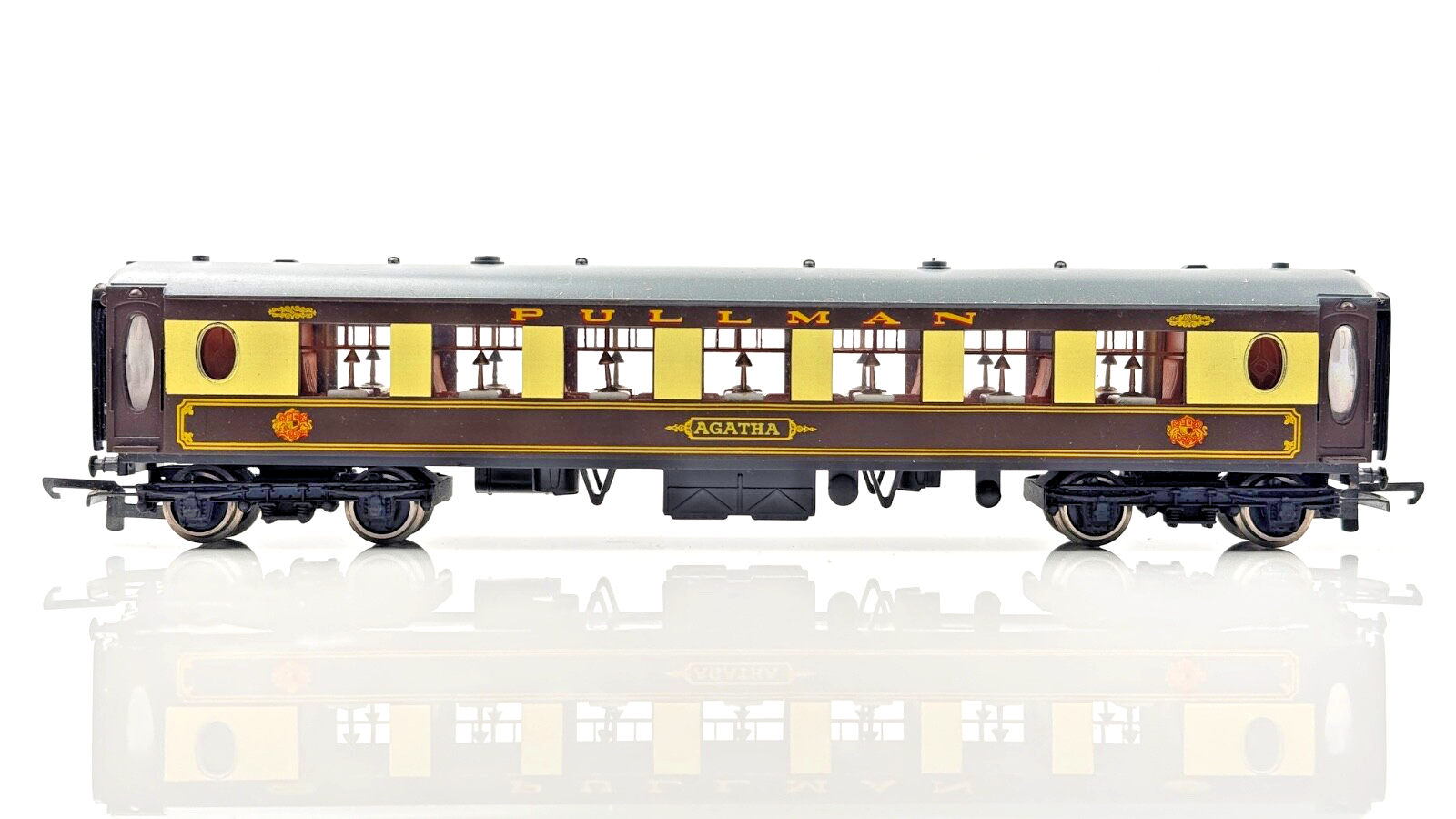 WRENN 00 GAUGE - W6001AG - PULLMAN 2ND CLASS COACH 'AGATHA' - (WHITE TABLES)
