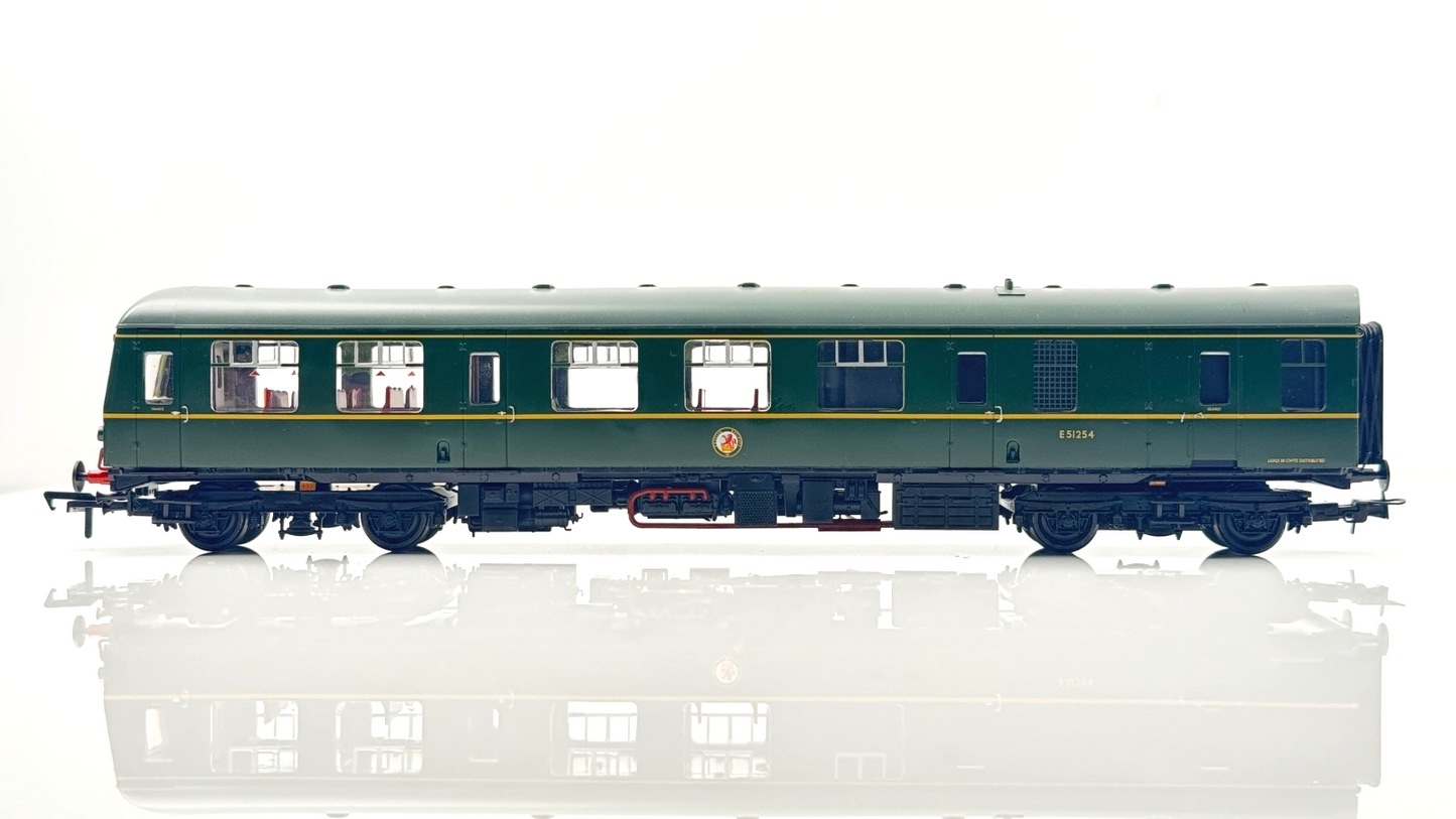 BACHMANN 00 GAUGE - 31-326 - CLASS 105 TWO CAR DMU BR GREEN SPEED WHISKERS BOXED