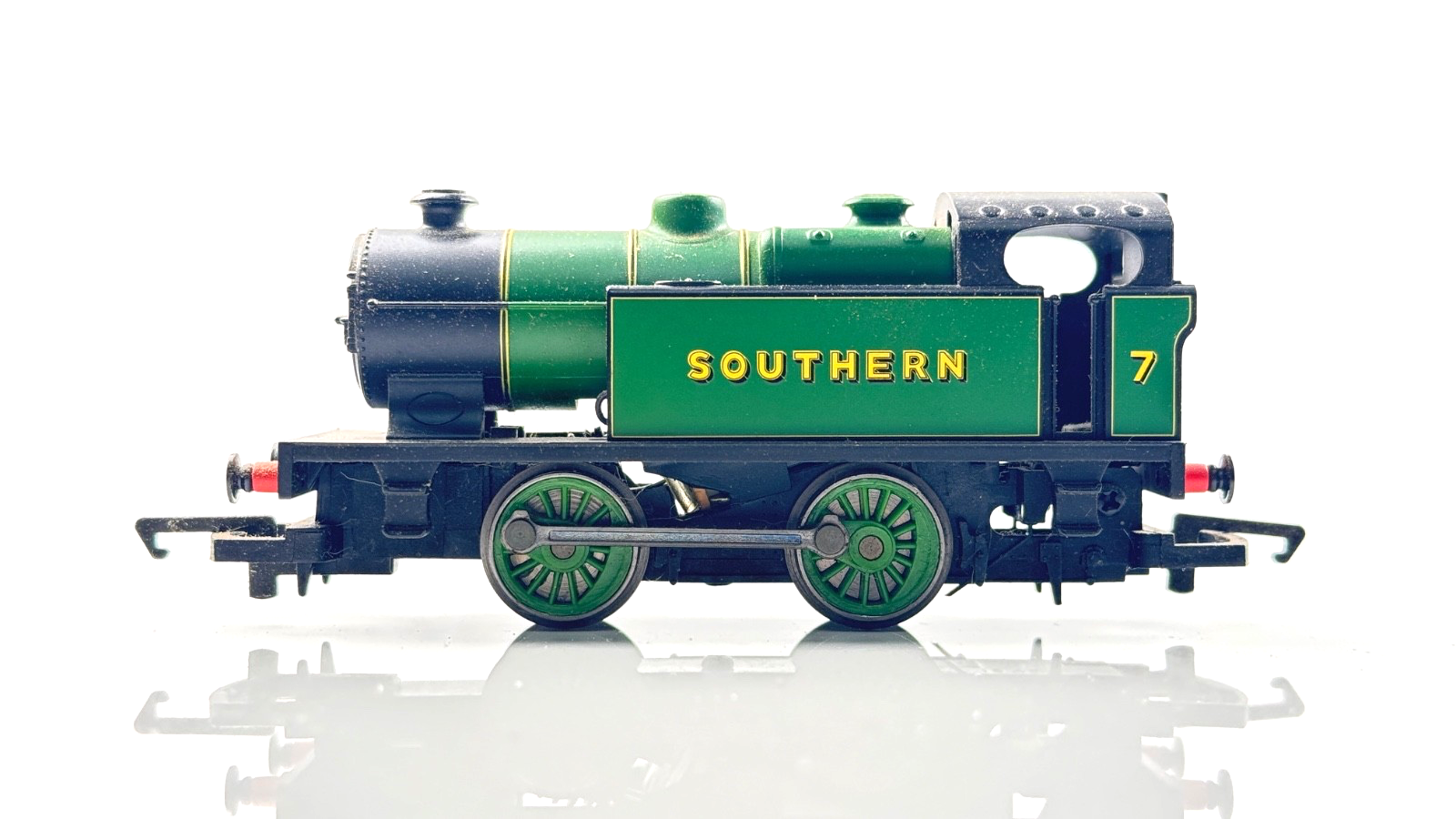 HORNBY 00 GAUGE - R2439 - SOUTHERN GREEN 0-4-0 INDUSTRIAL LOCO NO.7 - NON RUNNER
