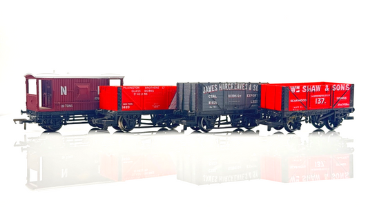 HORNBY/MAINLINE 00 GAUGE - 4 X WAGONS PILKINGTON JAMES HARGREAVES WM SHAW - UB