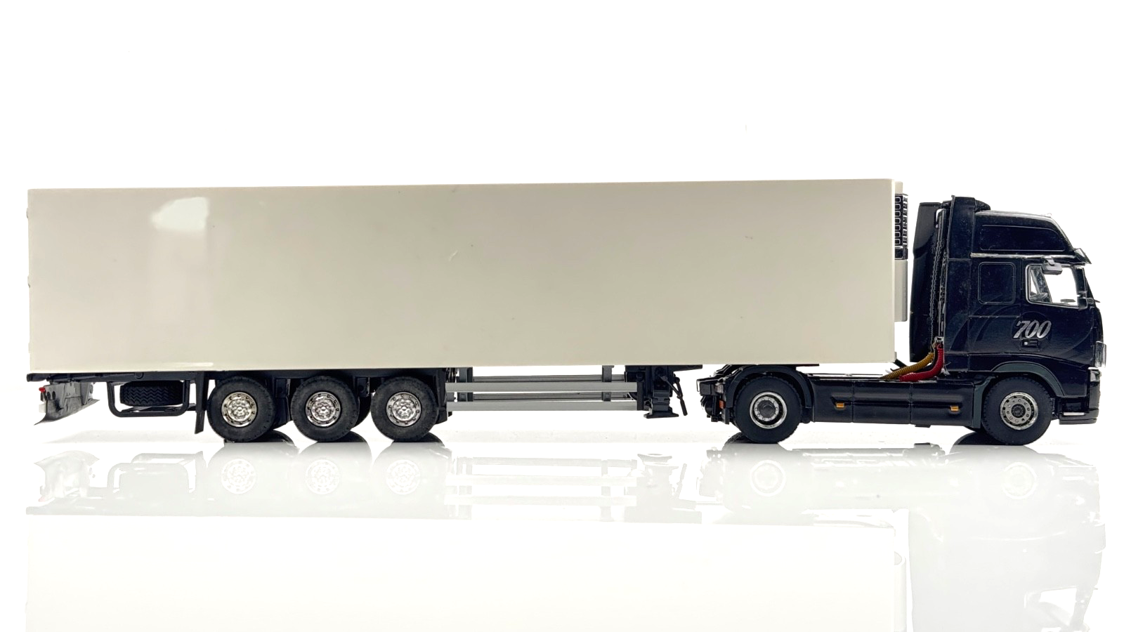 WSI/TEKNO 1/50 SCALE - VOLVO FH3 4X2 GLOBE 700 & WHITE CURTAINSIDE SEMI TRAILER
