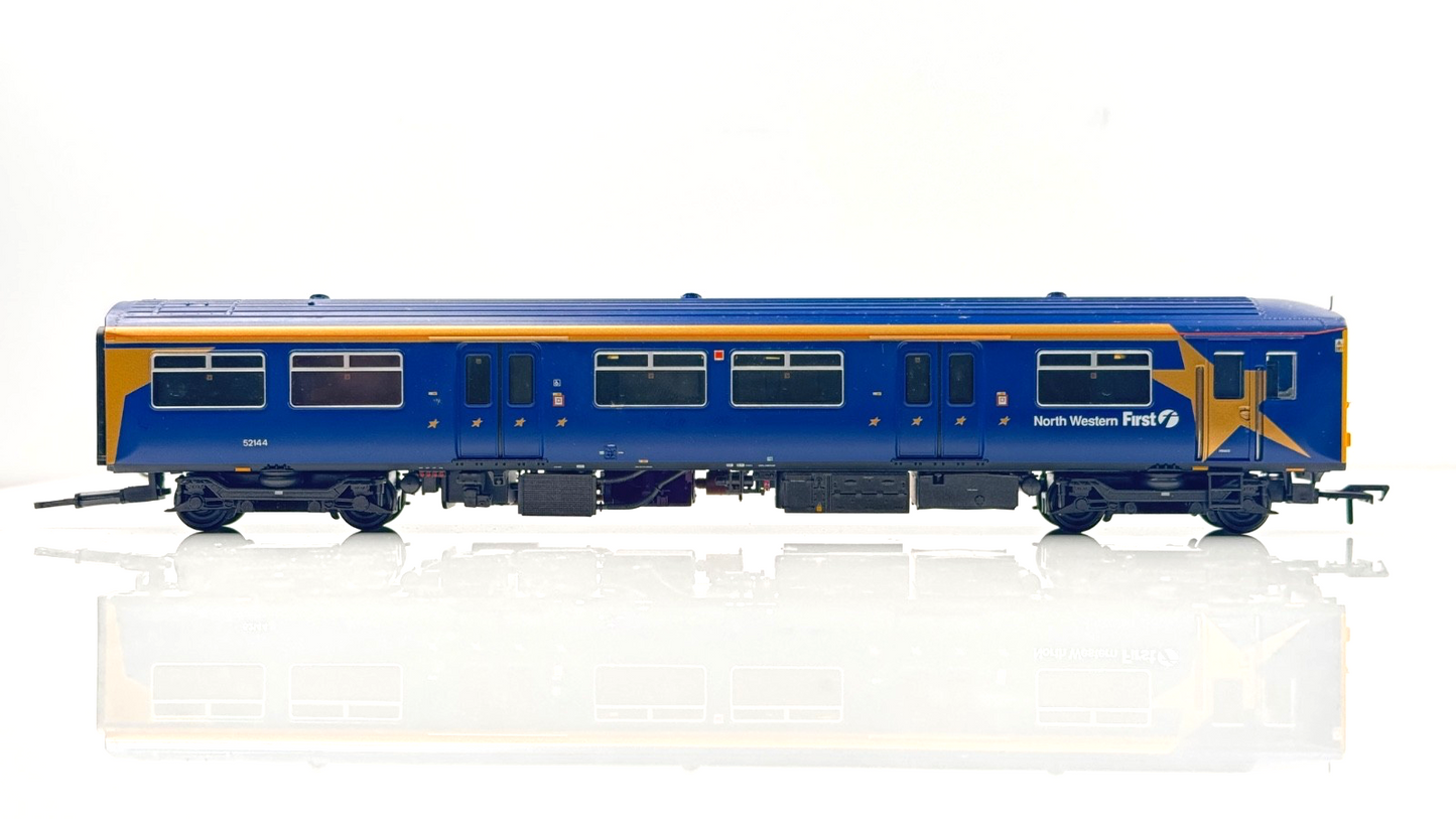 BACHMANN 00 GAUGE - 32-925 - CLASS 150/1 DMU 2 CAR FIRST NORTHWESTERN - BOXED